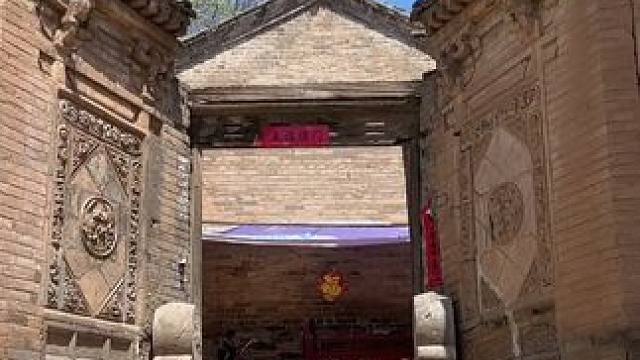 山西高平市一座历经百年沧桑的老宅，却残垣断壁，不禁让人惋惜， 从这残存的八字影壁街门，仍能窥见这座深