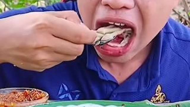 剁椒料汁️牛瘪汁煮臭菜蘑菇 #美食 #泰国美食 #户外美食 #内容启发搜索