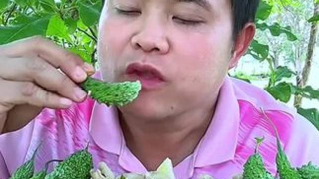 泰国小苦瓜酸辣️臭鱼汁剁椒大鸡脚 #内容启发搜索 #泰国大叔#泰国美食#泰国凉拌#泰国生活