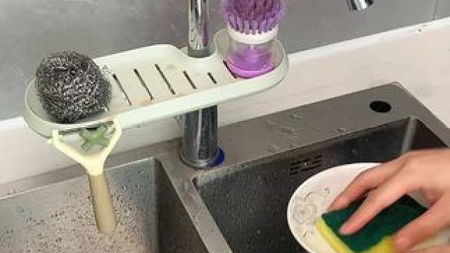 水龙头置物架 在水龙头上面按上这个置物架，收纳洗刷小工具节省空间，还能沥水干净又卫生 #水龙头置物架