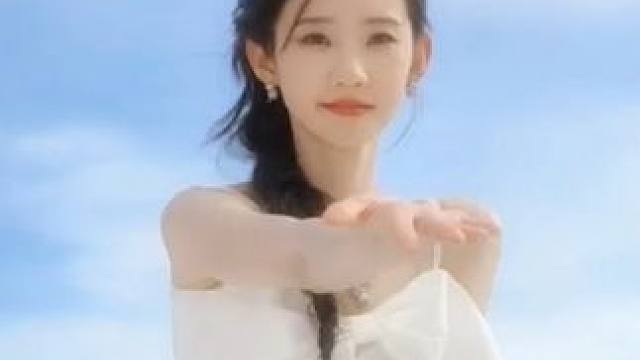 张艺凡海边梦幻变装~