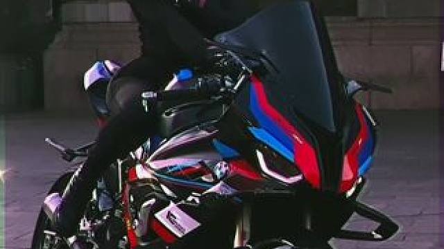 女孩与机车的瞬间，仿佛一幅精美的画卷。那优雅的身姿、灵活的动作，以及与车体完美的融合，都成为令人惊叹