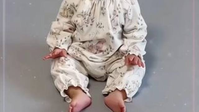 宝宝一岁后进入涂鸦朗，面笔画的墙上到处都是，入手了这款磁性画板，既能满足孩子画画的天性，又不会弄脏手