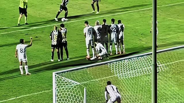 内马尔的任意球险些破门，被门将神勇扑出