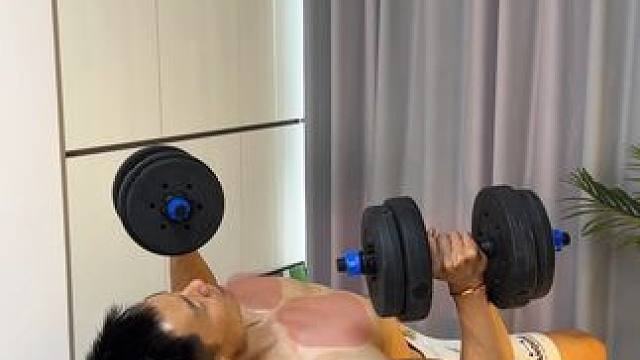 新手刚开始锻炼不用太纠结动作，从轻重量开始找感觉，练了一定比不练强！#好身材练起来 #力量训练 #健
