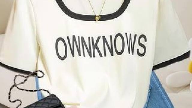 #大码女装 所有微胖姐妹一定要去试一试这件小短袖，穿上身可显瘦了，大码能穿到两百斤，它这个面料贴身穿