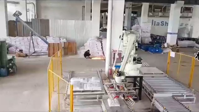 珍珠岩的定义珍珠岩是一种由火山
喷发形成的酸性熔岩，经过急剧冷
却后形成的玻璃质岩石。它得名于
其独