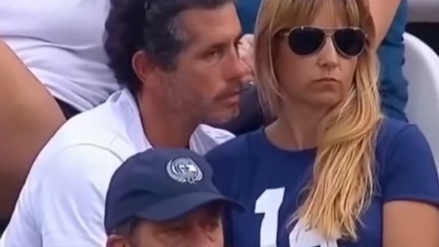 球场摄像机捕抓到中年夫妻