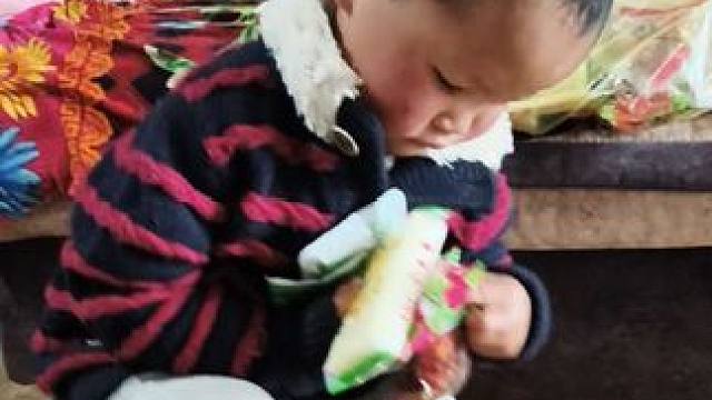 今天买了零食给孩子吃。#农村娃