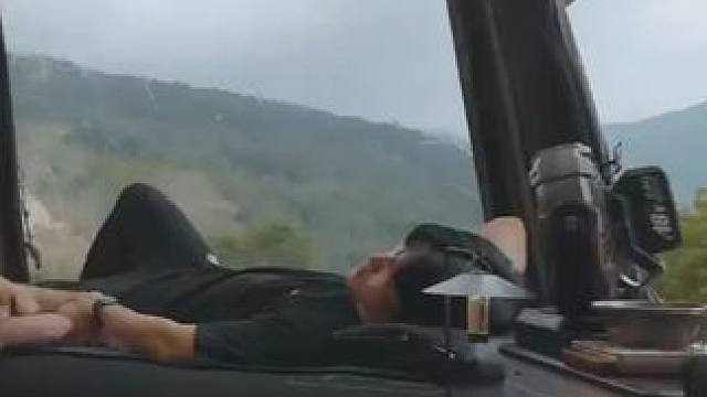 【无限露营】小哥雨天露营 #露营⛺ #沉浸式体验