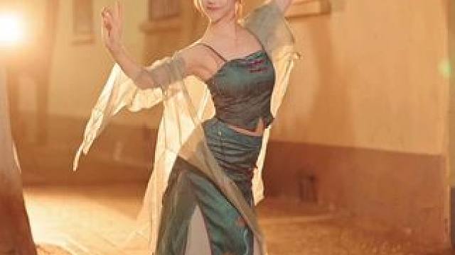 初见她漫步溪桥下 她轻摘一朵桃花 原创