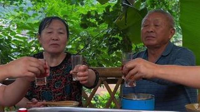 二十多斤大胖鱼炖一锅，一家人一起吃饭喝酒，真幸福！ #人间烟火 #微醺养生都在酒里了 #劲酒 #新农