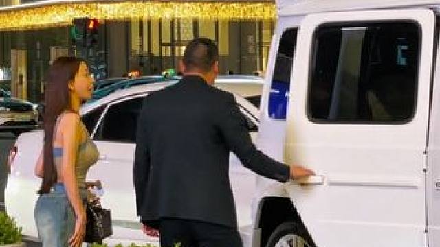 大小姐从万象城购物结束，司机开着白化版奔驰大g亲自开门上车，她还有什么烦恼呢？#奔驰大g #街拍美女