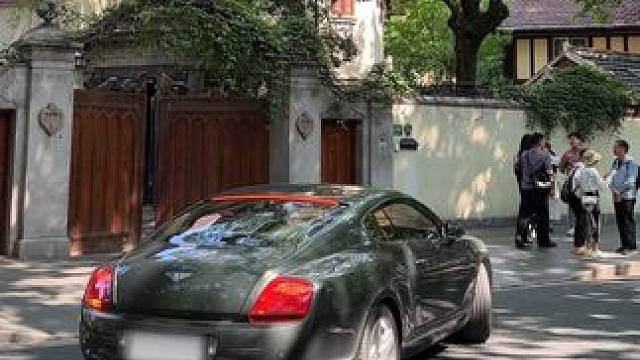 偶遇大佬回家，木质大门缓缓打开满满仪式感，路人都惊呆了#上海豪车街拍