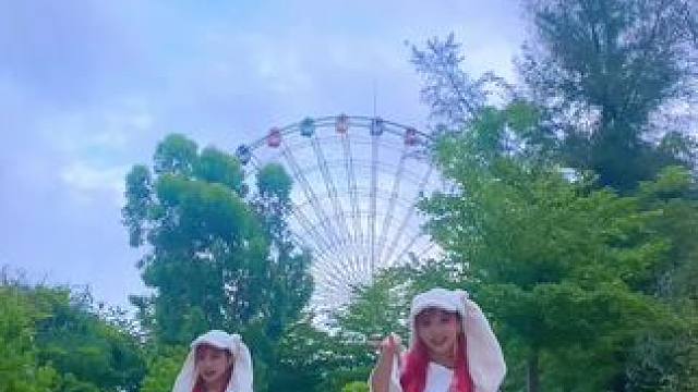 后面那个跳错且摸鱼，蒜鸟蒜鸟都不泳衣#小仙摇双人版 #小仙摇 #女孩子的快乐 #夏天该有的样子 #穿