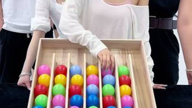 我们月底奖励都是这样发的，想来的报名啦 #办公室游戏 #搞笑 #专治不开心