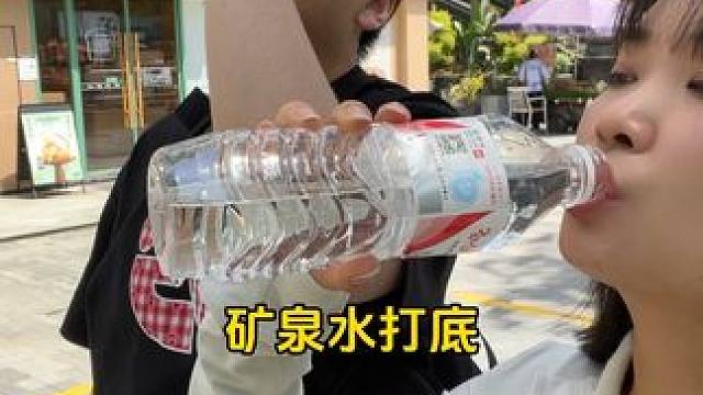 情侣挑战摇筛子吃东西，办法总比困难多嘛 #情侣日常 #记录生活碎片