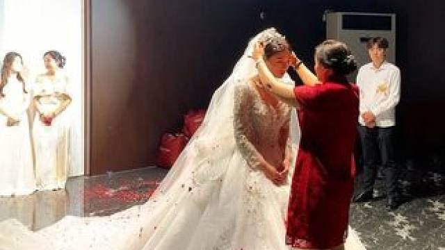 婚礼感动瞬间，新娘与妈妈热泪相拥#婚礼现场 #婚礼感动瞬间