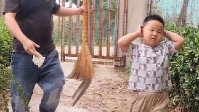 河南农村父子俩，38岁父亲和5岁儿子忙碌的一天 5年没住的小院，今天带儿子打扫一边，准备在家躺平，过