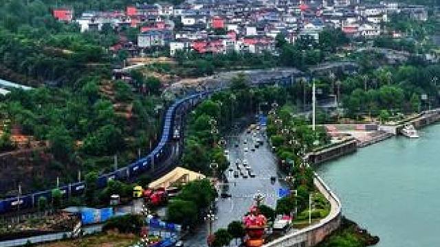 细雨微风中的广元嘉陵江畔#一帧中国·大美广元 #旅行推荐官 #火车 #原创视频