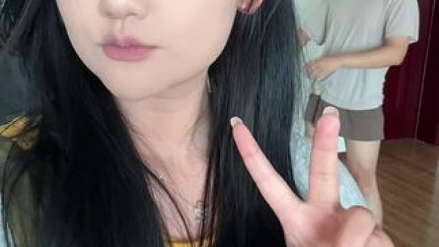 我活了30多年就学会了个剪刀手，他从那学的这些动作……