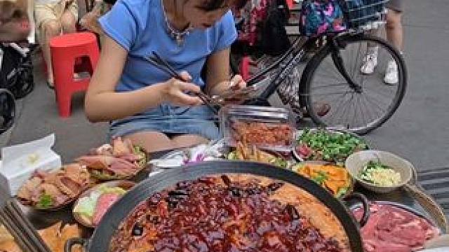 谁懂在成都老居民区找到一锅翻沙锅底的含金量！ #成都火锅 #感受一下成都的烟火气息 #这一口才是烟火