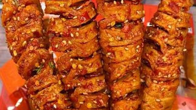 湖南人吃完都说辣的烤面筋，一口下去软糯有嚼劲#追剧小零食 #零食推荐 #好吃到停不下来