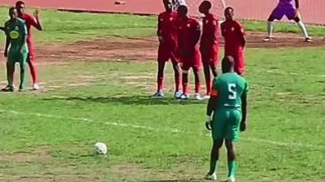 “这个任意球你给几分”#足球 #足坛高能场面 #任意球破门 #弧线球