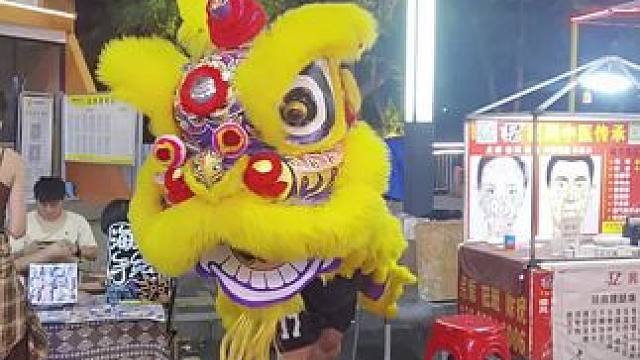 乐天城赖胖子肉蟹煲门口有人舞狮子了，真好看