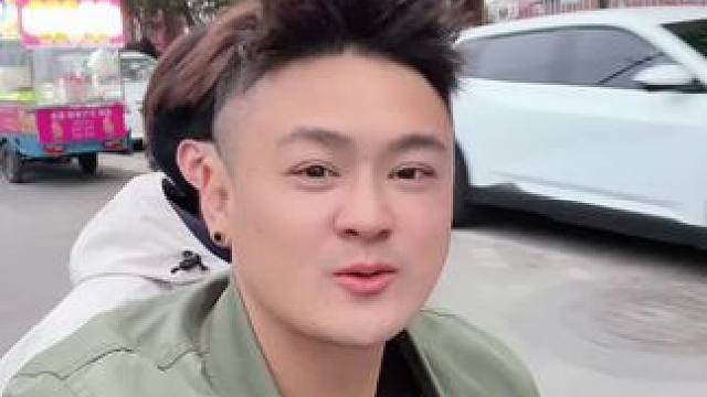 “你要允许自己脸上有皱纹，头上有白发，时间不会放过任何一个人，当然也包括自己。接受一切的自然而然”。