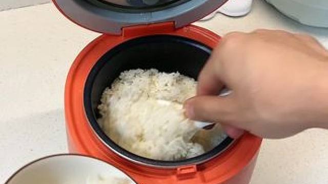 饭勺收纳架 #多功能收纳架  很多人头疼用完的饭勺怎么收纳，只需要一个小小的置物架，就能壁挂上。