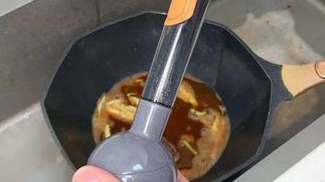 厨房刷锅就用长柄锅刷 厨房刷锅就用长柄锅刷，不脏手不烫手，还能按压出液一点也不浪费。刷头软硬适中，即