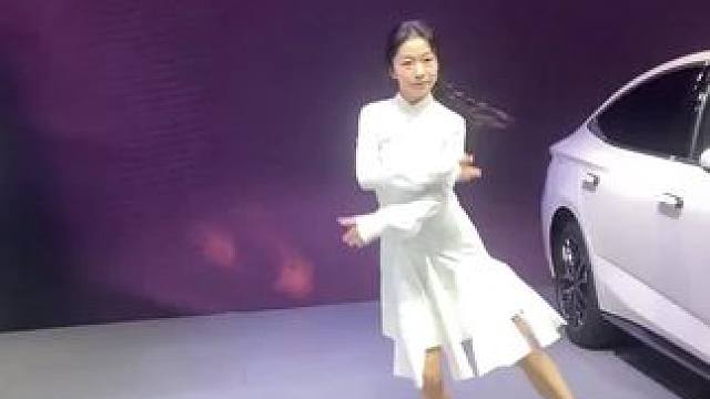 苗岭路有青岛国际会展中心。秋高气爽看车展正当时，24届车展门票12.34元，手机扫码直接进。设施全、