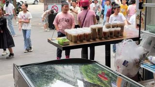 我在学校门口很想你 #我的日常生活 #学校门口 #学校门口小吃 #珍珠奶茶 #围观