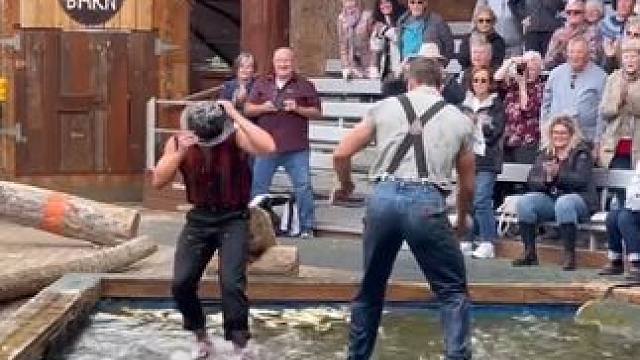 阿拉斯加伐木工的水上滚原木比赛。 #危险动作请勿模仿 #高手在民间 #平衡木 #伐木工的日常 #看一