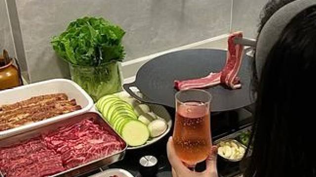 一个人宅家吃烤肉真的太爽啦 买了好多肉肉，做了经典的齐齐哈尔烤肉，还有凉拌葱丝，配着苏子叶 蒜片 青