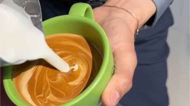 哈哈哈没有文案就这样 #咖啡拉花 #正装男 #生活碎片