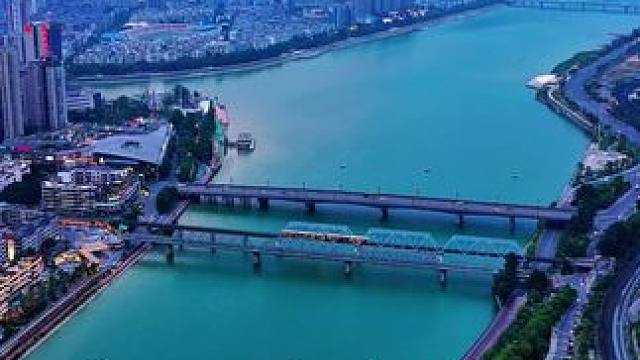 广元嘉陵江老铁桥上是轻轨吗？#嘉陵江 #轻轨 #基建狂魔 #一帧中国·大美广元