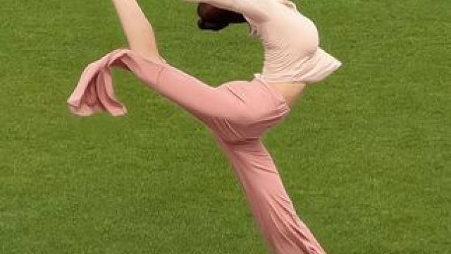 夏天这么热送你一个电风扇女友#舞蹈生 #技巧 #一字马 #基本功