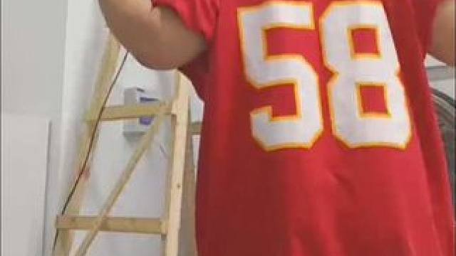 手里有杆子就想蹲几组
落下毛病了这是……