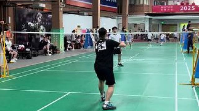 羽毛球精彩男子单打比赛，帅呀