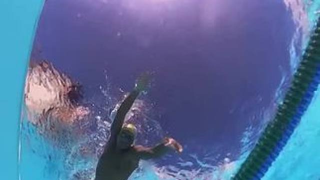 水下视角欣赏自由泳提速过程，动作真的好丝滑呀！ #游泳 #游泳训练 #游泳健身 #自由泳