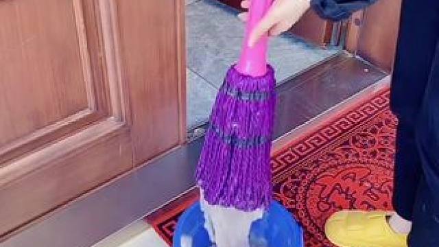 #上热门 #实用好物  每天把地板拖到干干净净看着可舒服了，这款免手洗拖把，拖起地来真得劲，一拧水就