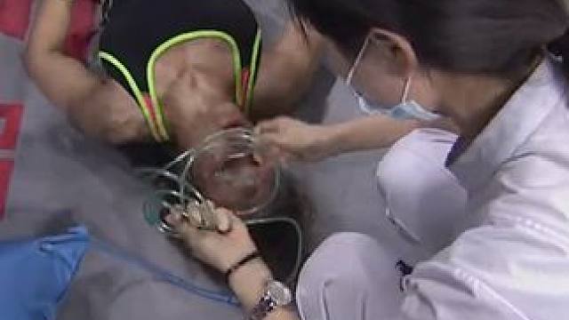 张伟丽一脚险些踢断老外脖子，医护人员紧急上台抢救 #自由搏击 #体育精神 #格斗 #好样的