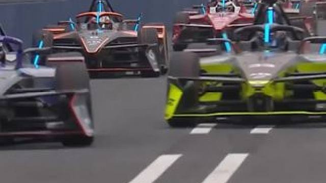 这个夏天激情的有点过头了吧，有FE这么高燃的现场，包去冲一下的 #在上海和FE赛车并肩是什么感觉