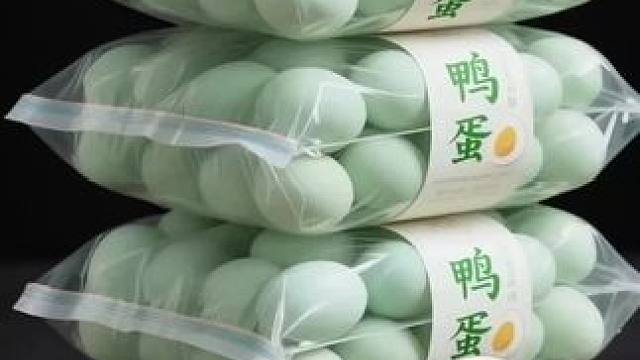 高邮咸鸭蛋。一口爱上的烤海鸭蛋，谁懂啊！
家人们，一定要试试烤海鸭蛋！我最近的心头爱！轻轻敲开蛋壳，