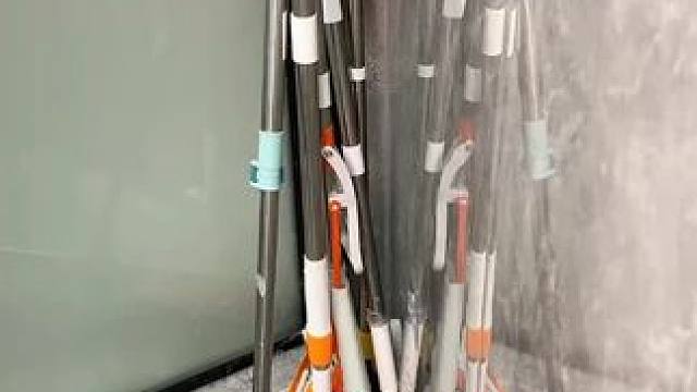 飞机拖把夹 飞机拖把夹 有了这个飞机造型拖把夹，家里的拖把扫把能墙收纳了，放在门后，收纳扫把拖把刮 