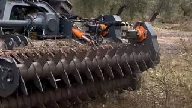 树木粉碎机，果园树枝处理好帮手。 #现代农业机械 #粉碎机 #三农 #树枝粉碎机