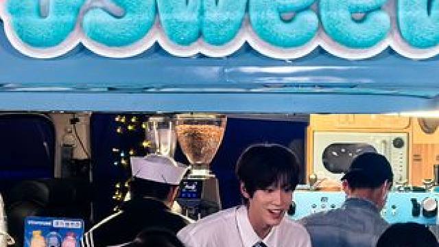 这个杭州中心门口也太好笑了，一堆人在这儿拍爱豆，另外一堆人在大排长队买这个毛球周边。每个人走出来都问