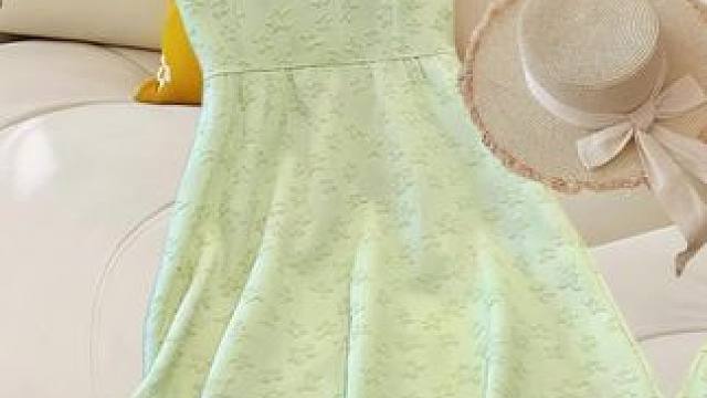 #一键解锁夏日本命穿搭 姐妹们，这款绿色方领连衣裙真的太显白了，穿上它整个人都变得洋气起来。 它是今